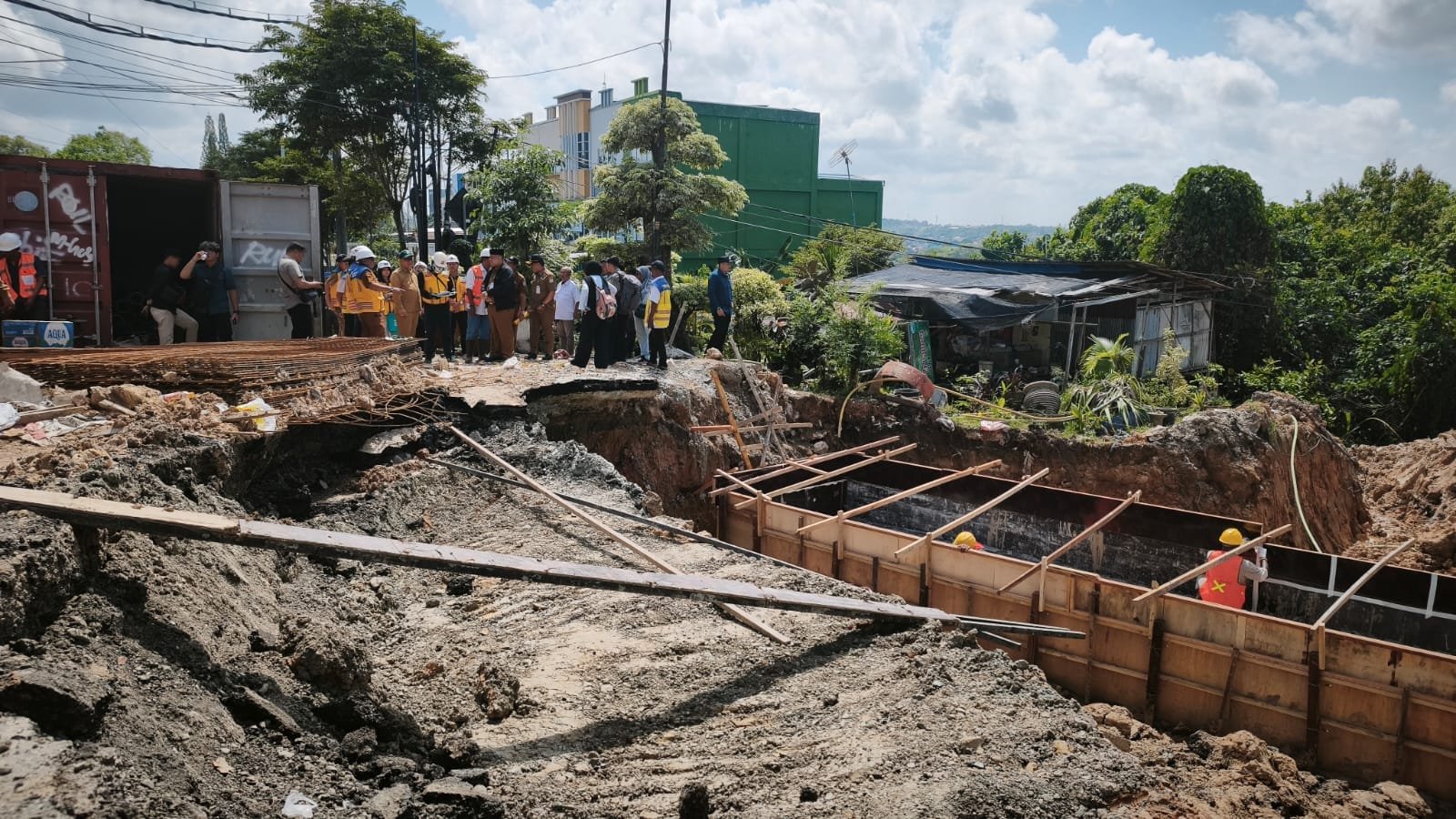 Wakil Wali Kota Balikpapan Bagus Susetyo bersama sejumlah pejabat terkait meninjau progres perbaikan permanen Jalan Syafrudin Yoes. (FOTO: SR/NIUS.id)