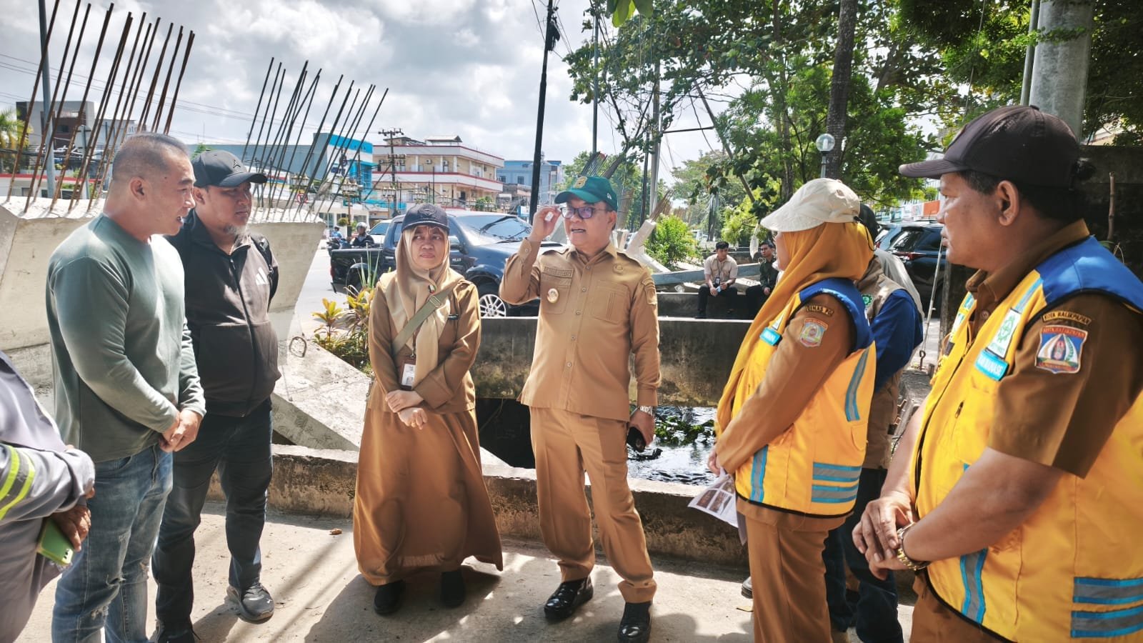 Wakil Wali Kota Balikpapan, Bagus Susetyo, meninjau progres proyek penataan Jalan M.T. Haryono. (FOTO: SR/NIUS.id)