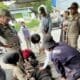 Satpol PP amankan pengamen di lampu merah Balikpapan. (FOTO: SR/NIUS.id)