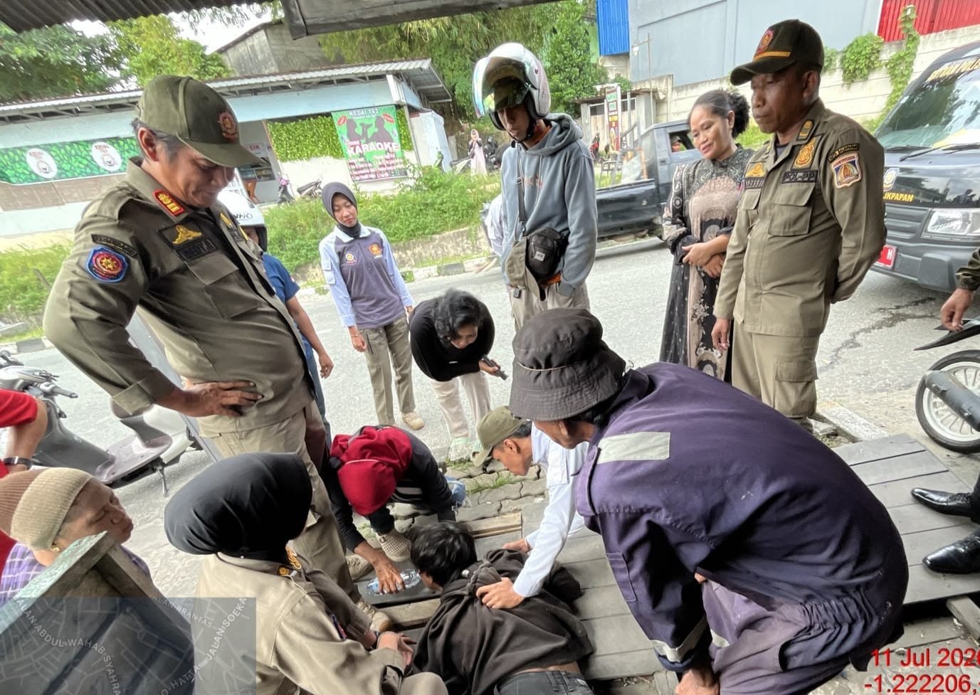 Satpol PP amankan pengamen di lampu merah Balikpapan. (FOTO: SR/NIUS.id)