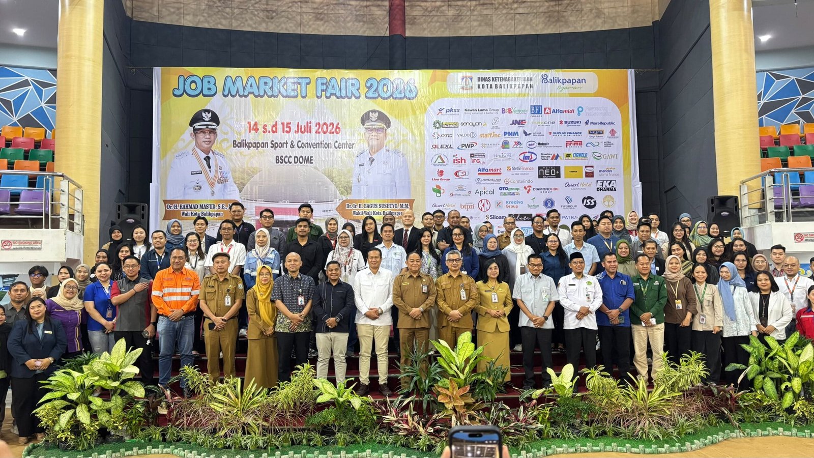 Asisten II Bidang Perekonomian, Pembangunan, dan Kesejahteraan Rakyat Setdakot Balikpapan, M Andi Yusri M Ramli, bersama perwakilan perusahaan saat pembukaan Job Market Fair (JMF) 2026 di BSCC Dome. (Syahrul/Nius.id)