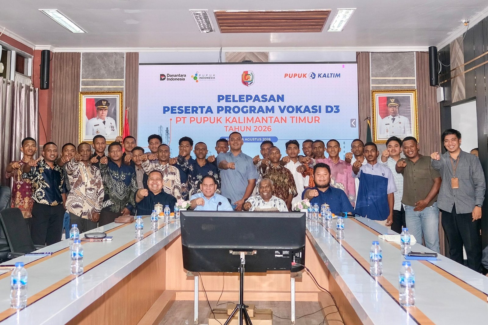 Foto bersama pelepasan Program Vokasi Diploma 3 (D3) Pupuk Kaltim 2026. (FOTO: Pupuk Kaltim)