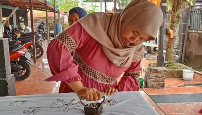 Dari Rawa Mangrove Bontang, Batik Motif Bangau Tongtong Tembus Pasar Internasional