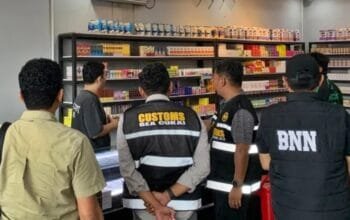 Bea Cukai Bontang Gelar Operasi Pasar, Satu Slop Rokok Ilegal Ditemukan
