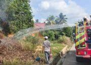 Damkar Bontang Tangani Kebakaran Lahan Semak yang Mengancam Permukiman