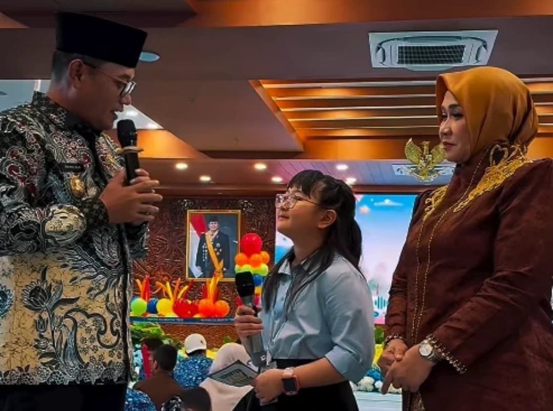 Wakil Gubernur Kaltim Seno Aji saat berinteraksi dengan anak-anak dalam peringatan Hari Anak Nasional (HAN) 2026.