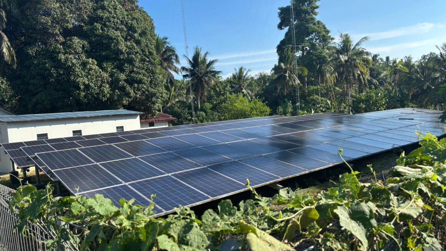 Panel surya untuk mendukung listrik komunal Pulau Miang