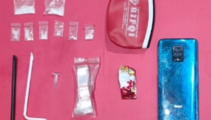 Polisi Gerebek Rumah Kontrakan di Satimpo, 8 Paket Diduga Sabu Ditemukan