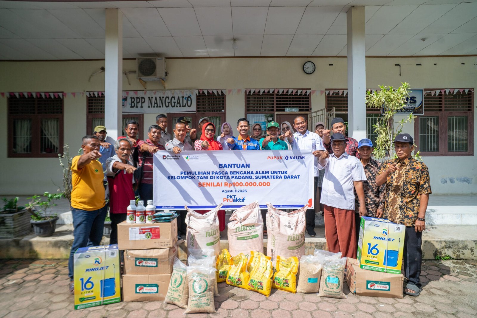 Foto bersama PT Pupuk Kalimantan Timur (Pupuk Kaltim) salurkan bantuan pertanian senilai Rp100 juta bagi kelompok tani terdampak banjir di Kota Padang, Sumatera Barat.