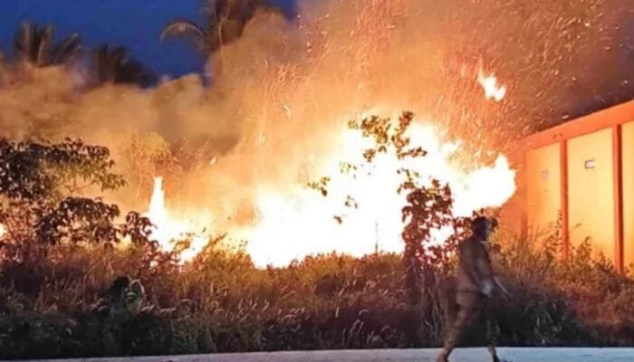 Api Lahan Ancam Rumah Warga di Bontang Lestari, Tiga Unit Damkar Berhasil Kendalikan Kebakaran