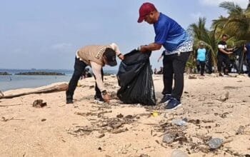 Pulau Beras Basah Dipenuhi Sampah, Lebih dari 100 Kg Plastik Diangkut