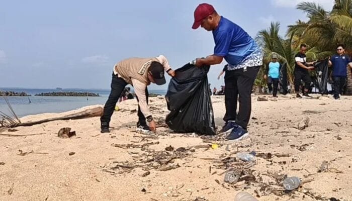 Pulau Beras Basah Dipenuhi Sampah, Lebih dari 100 Kg Plastik Diangkut