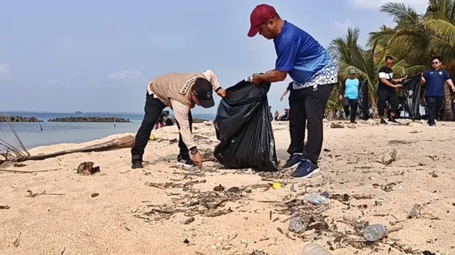 Pulau Beras Basah Dipenuhi Sampah, Lebih dari 100 Kg Plastik Diangkut