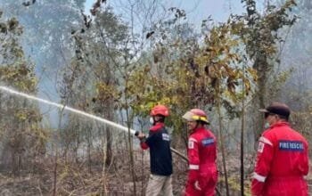 Tiga Jam Lebih Berjibaku, Petugas Jinakkan Kebakaran Lahan di Bontang Lestari