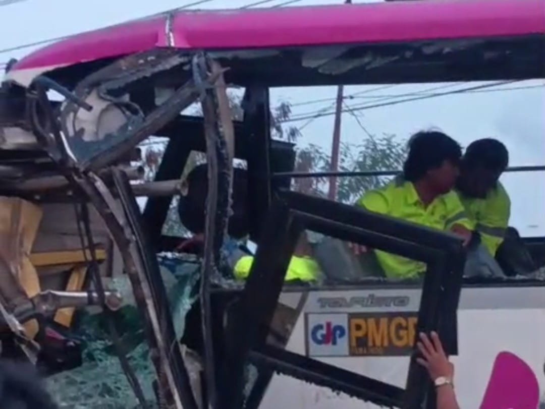Tangkap layar kecelakaan bus karyawan tambang di Desa Suka Rahmat, Kecamatan Teluk Pandan, Kabupaten Kutai Timur (Kutim), Senin (21/9/2026).