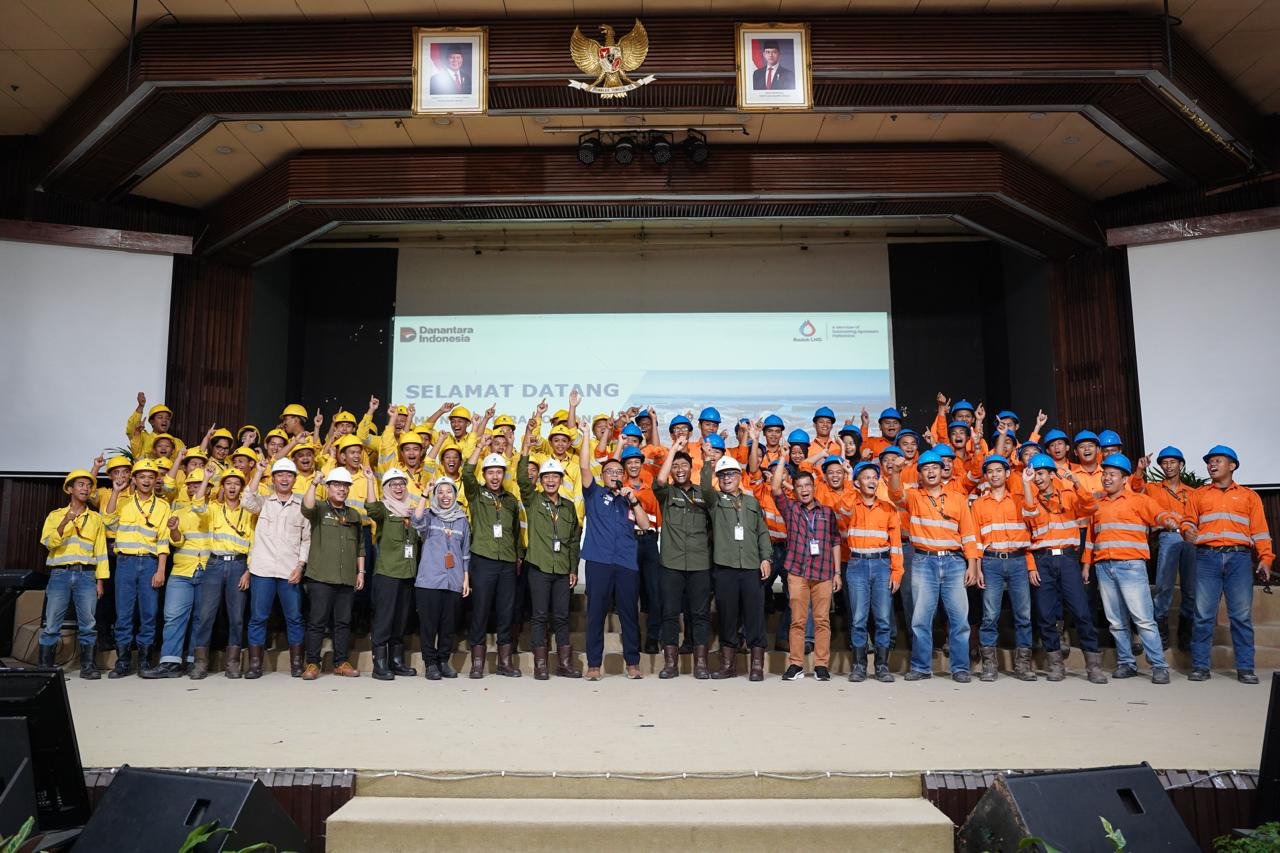 Foto bersama Badak LNG & SMK Nusantara Bontang usai kunjungan industri untuk mengenal aktivitas operasional, teknologi, keselamatan kerja, serta kompetensi dunia profesional.