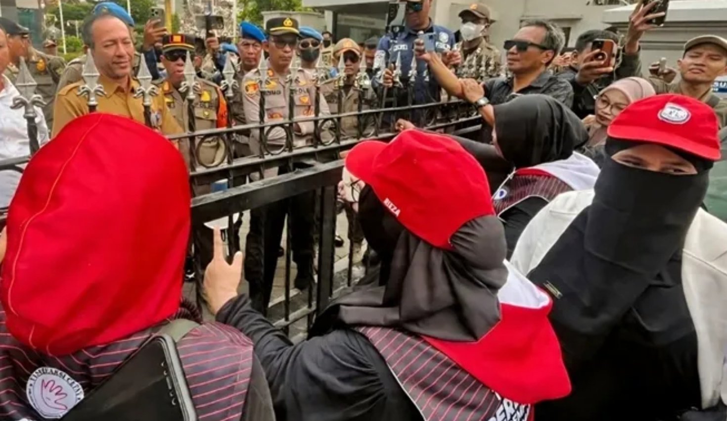 Aksi “Save Children” di Kantor Gubernur Kaltim, TRC PPA Minta Penanganan Karhutla Lebih Serius