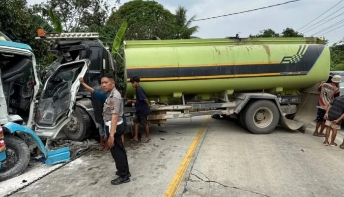 Tabrakan Dua Truk di Sangatta-Bontang, Satu Pengemudi Alami Patah Tulang